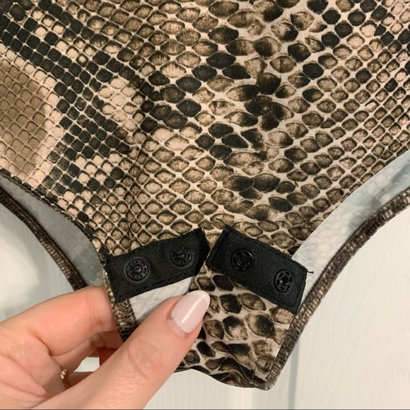 Zara Snakeskin Print Bodysuit Long Sleeve with Plunge Neck Size Medium - Picture 6 of 7